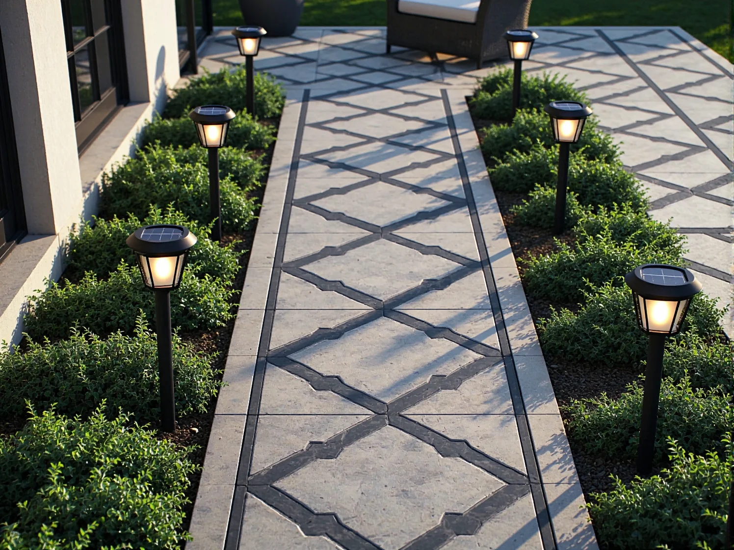 Metalowa lampa solarna retro w otoczeniu kwiatów na klimatycznym tarasie.