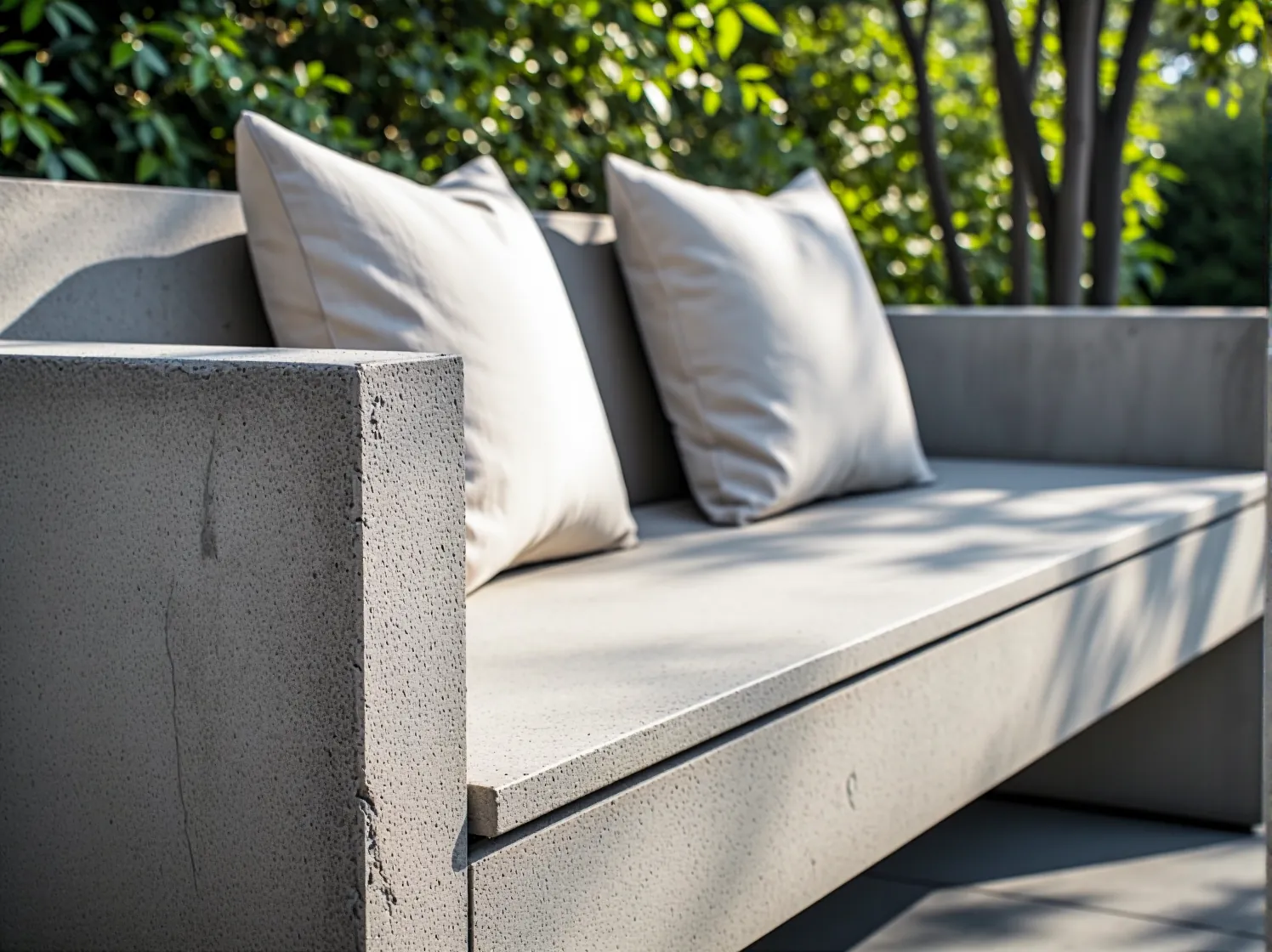 Nowoczesny ogród z betonowym narożnikiem. Design i odporność.