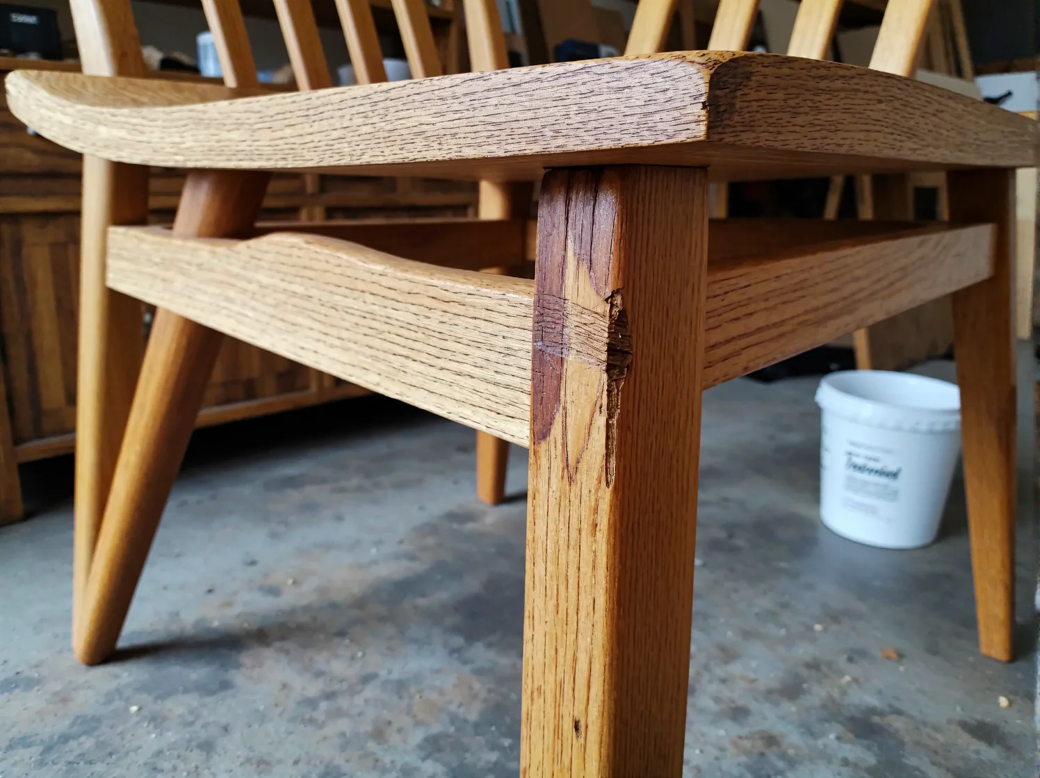 Poradnik: Jak naprawić uszkodzone drewniane powierzchnie w starych meblach? - ilustracja 2