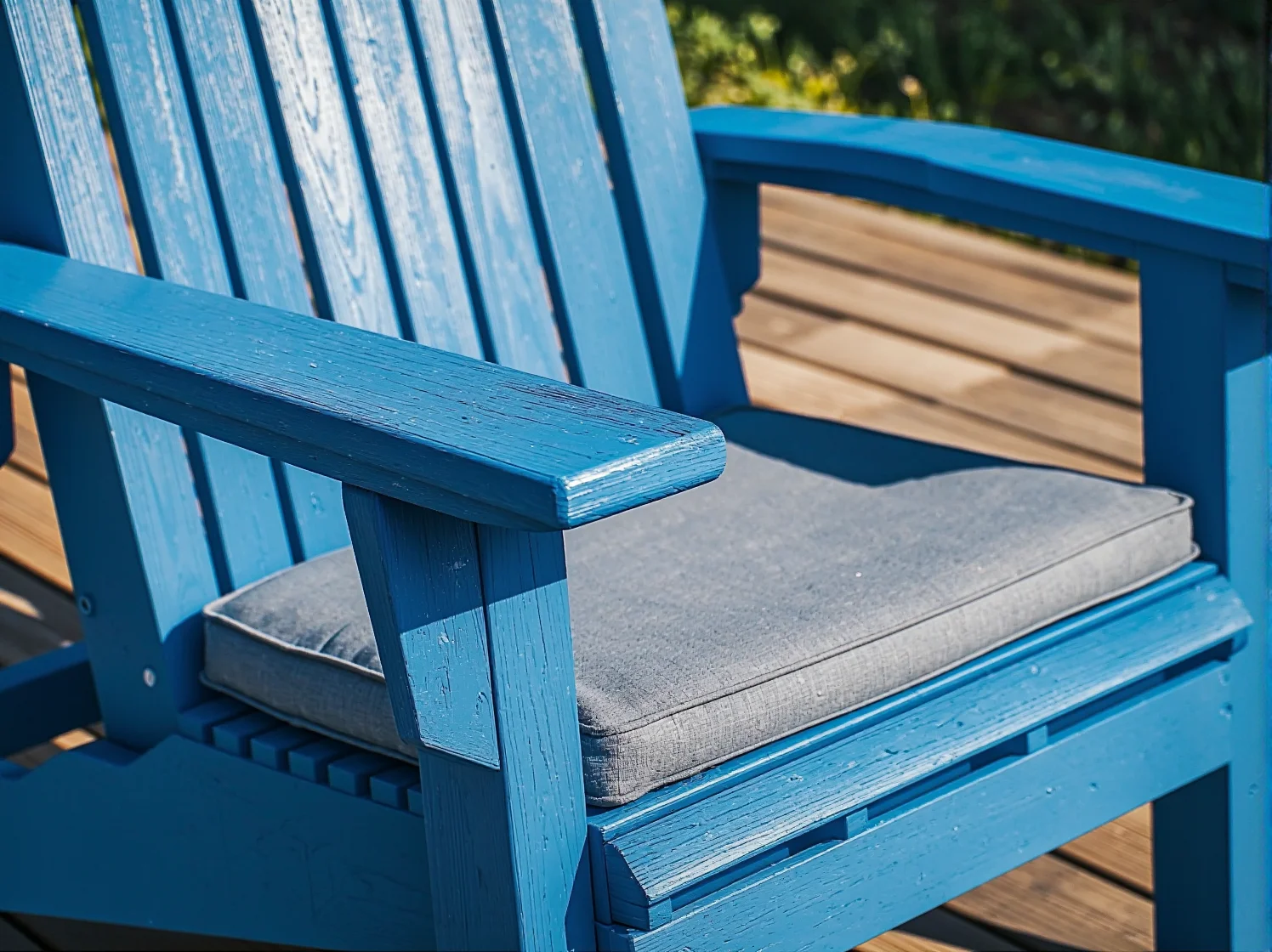 Zestaw farb i pędzli do renowacji mebli ogrodowych z drewna.