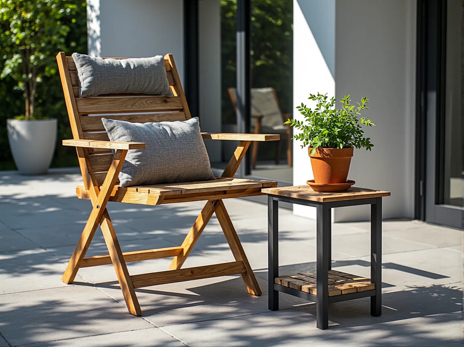 Składane krzesła i stolik ogrodowy, idealne meble do małej przestrzeni na tarasie.
